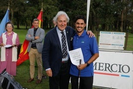 Álvaro Postigo, ganador en la modalidad scratch, con Alfredo Álvarez, presidente de la territorial asturiana de golf.