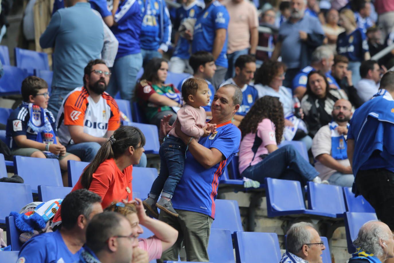 ¿Estuviste viendo el Real Oviedo - Eibar? ¡Búscate en las fotos del Tartiere!