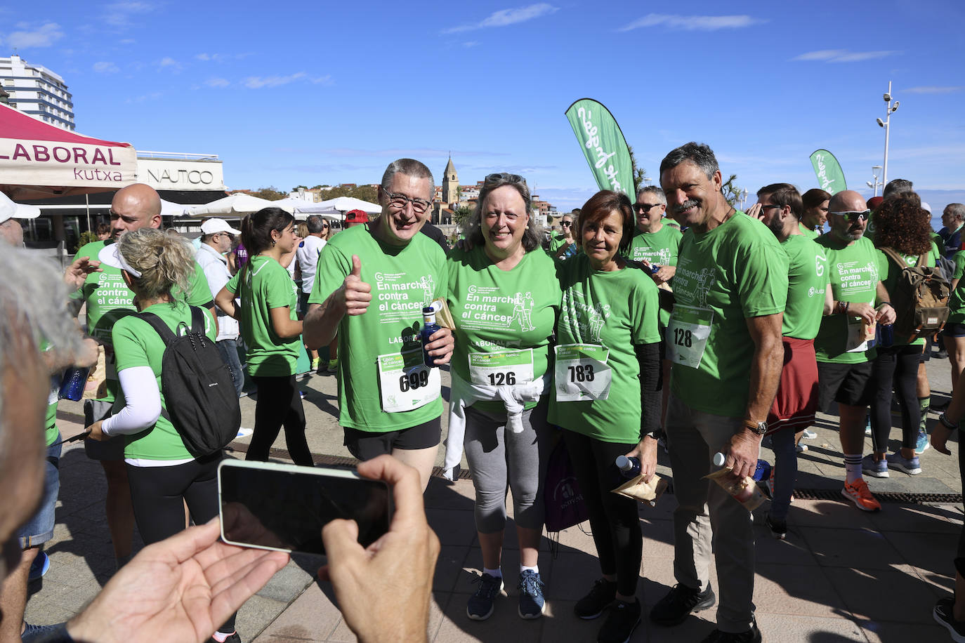 Una marea verde marcha contra el cáncer en Gijón