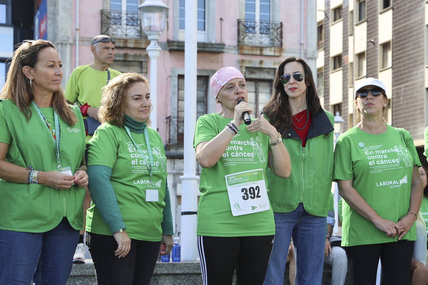 Una marea verde marcha contra el cáncer en Gijón