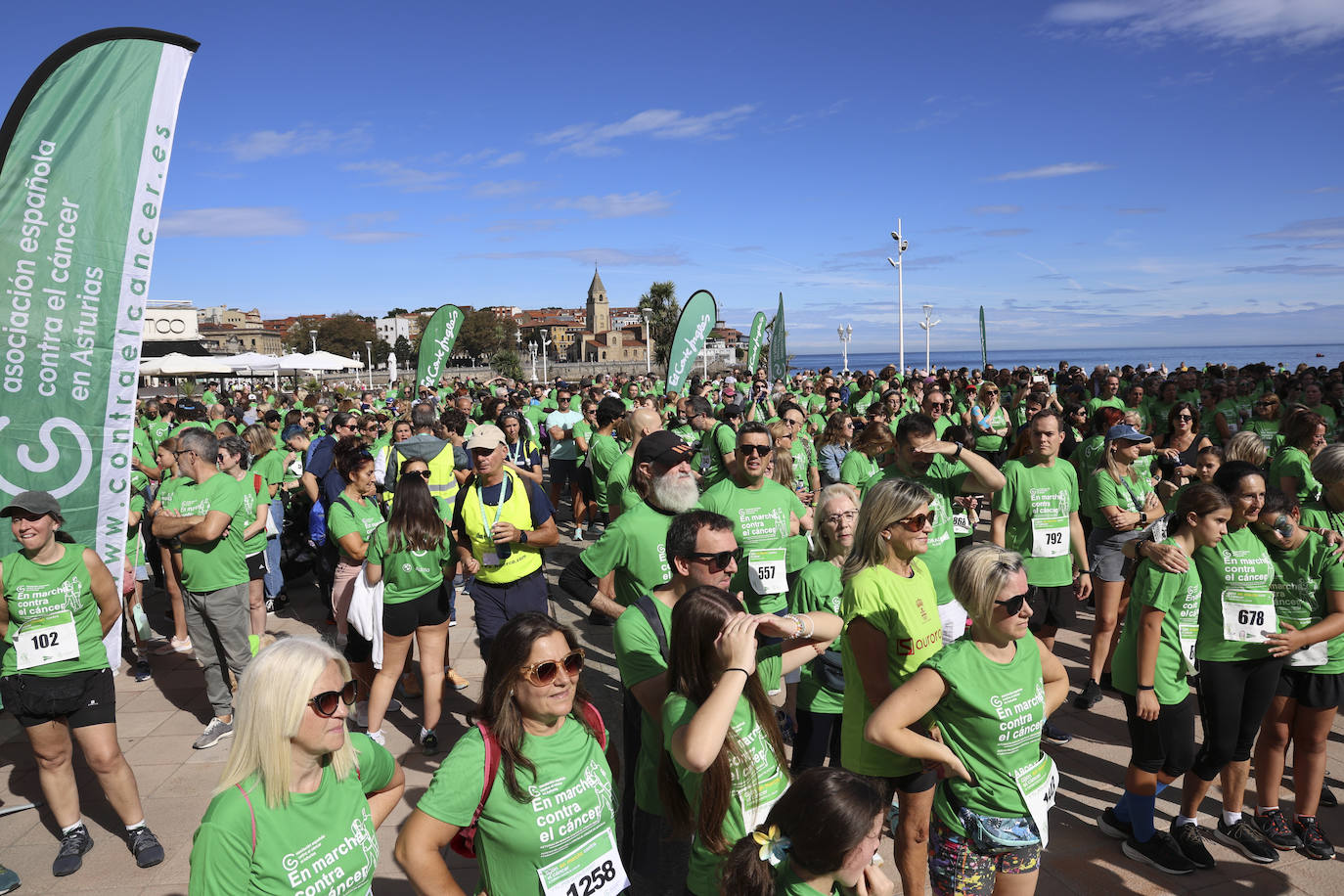 Una marea verde marcha contra el cáncer en Gijón