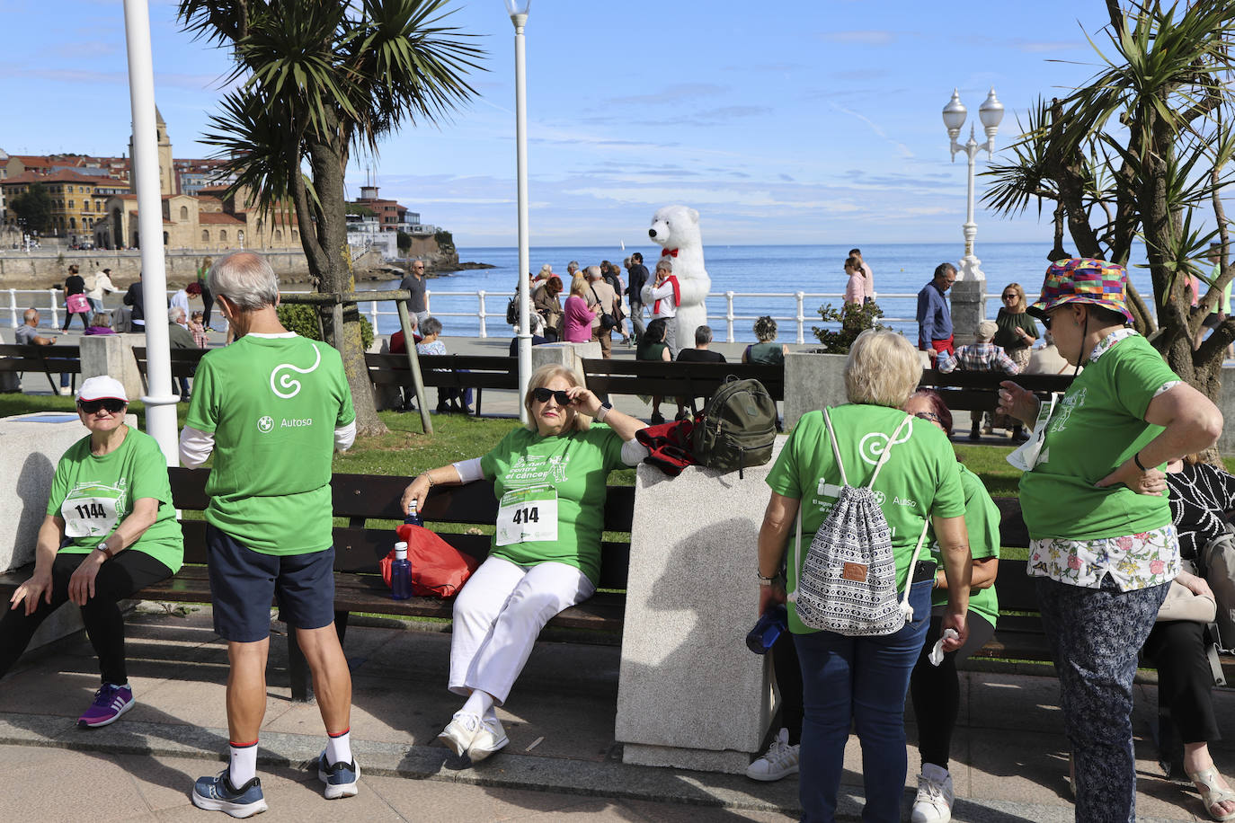 Una marea verde marcha contra el cáncer en Gijón