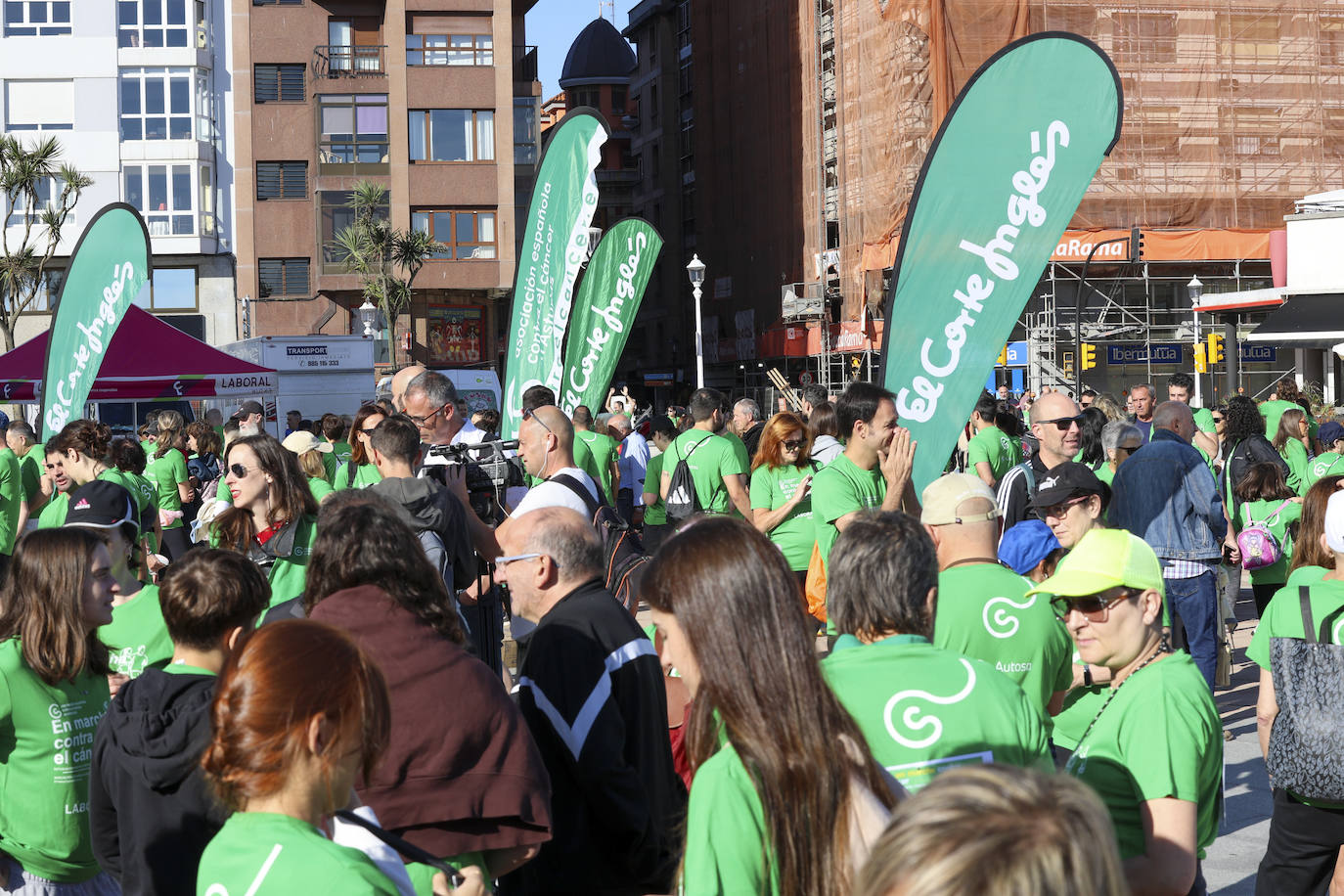 Una marea verde marcha contra el cáncer en Gijón