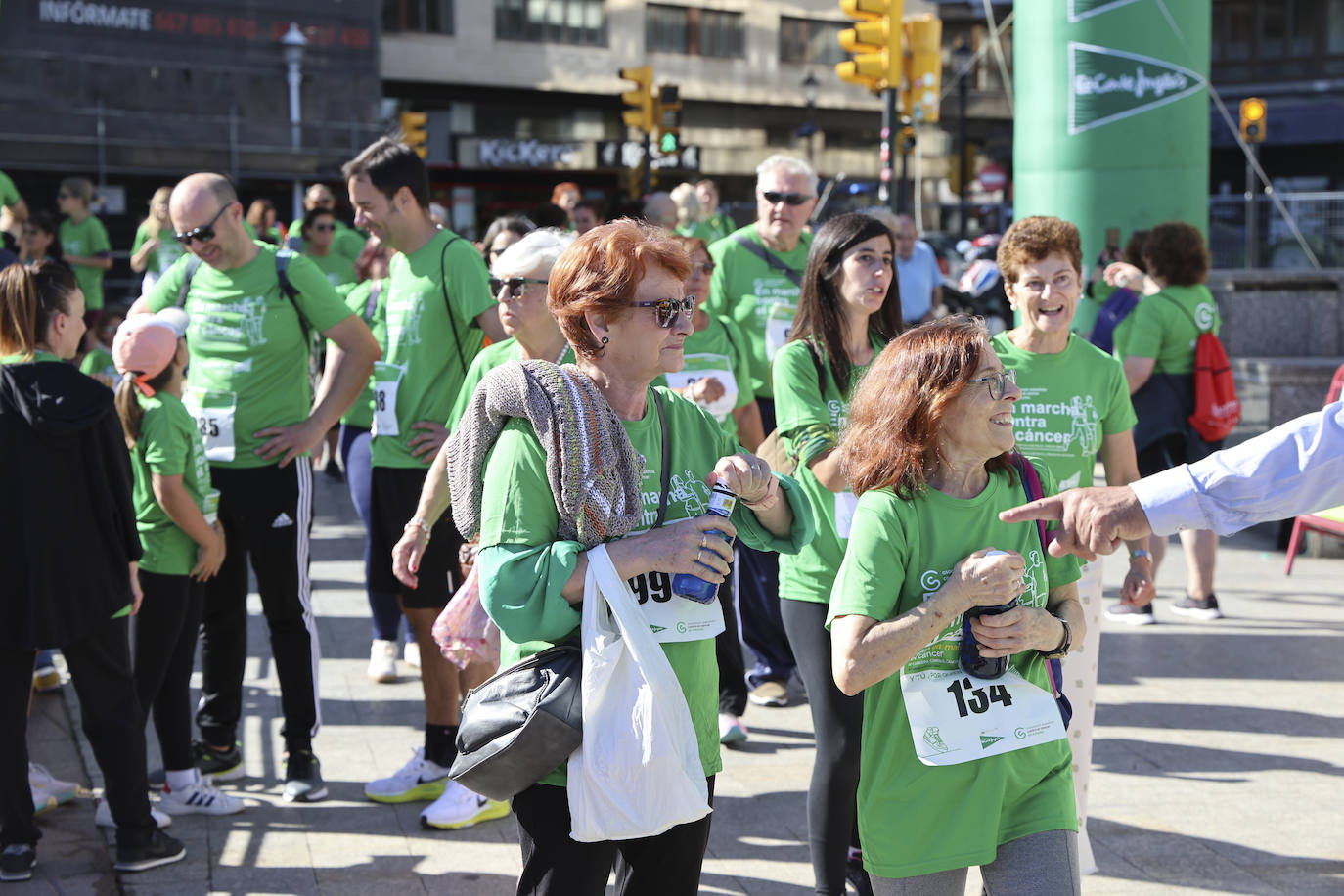 Una marea verde marcha contra el cáncer en Gijón