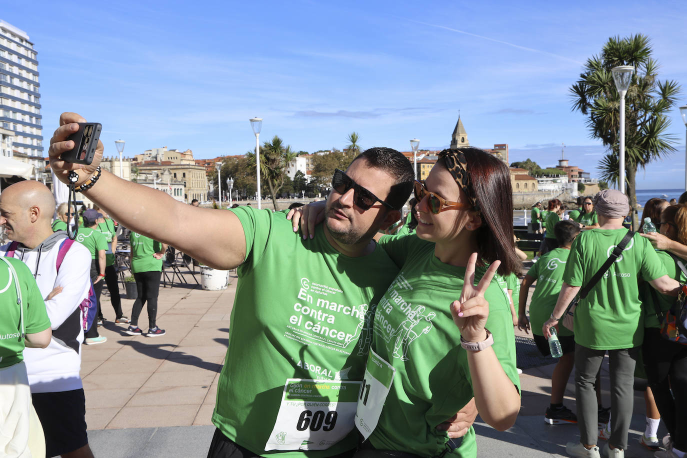 Una marea verde marcha contra el cáncer en Gijón