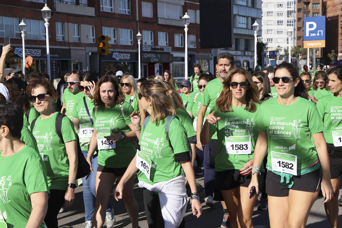 Una marea verde marcha contra el cáncer en Gijón