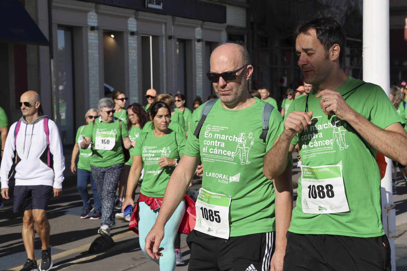 Una marea verde marcha contra el cáncer en Gijón