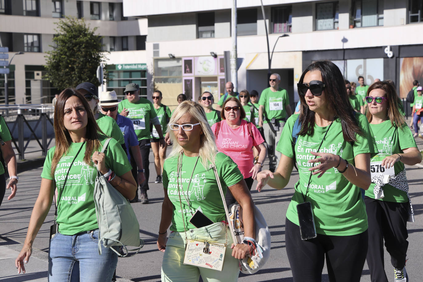 Una marea verde marcha contra el cáncer en Gijón