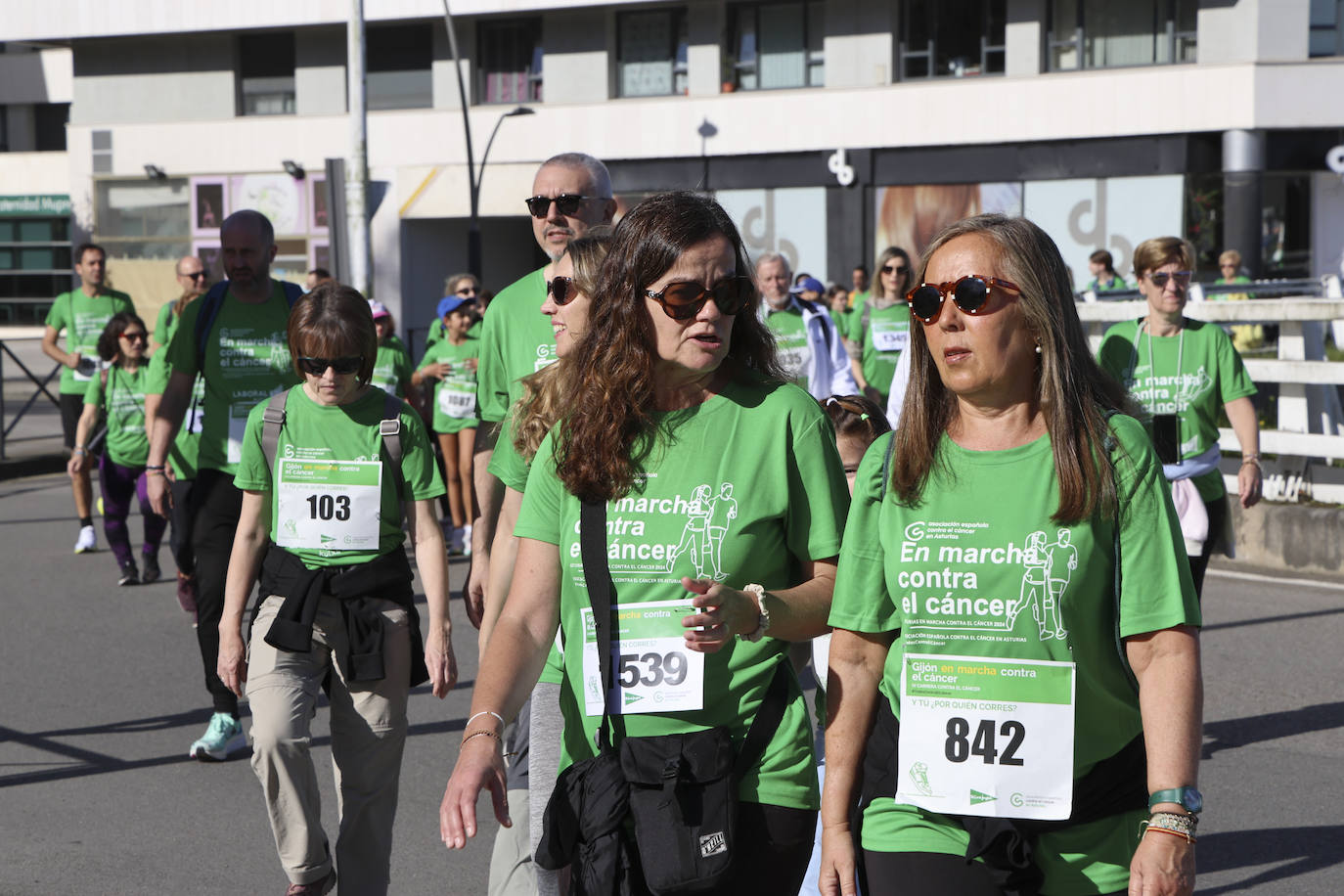 Una marea verde marcha contra el cáncer en Gijón