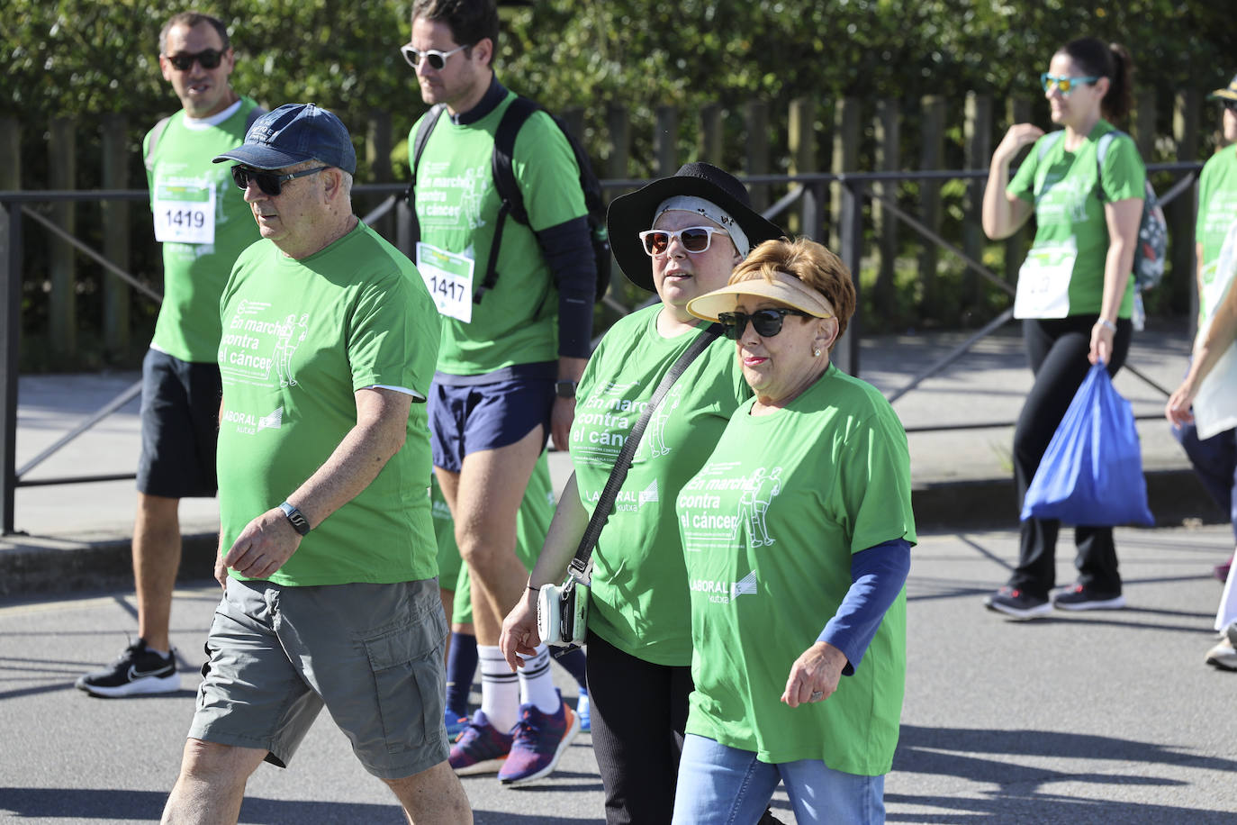 Una marea verde marcha contra el cáncer en Gijón