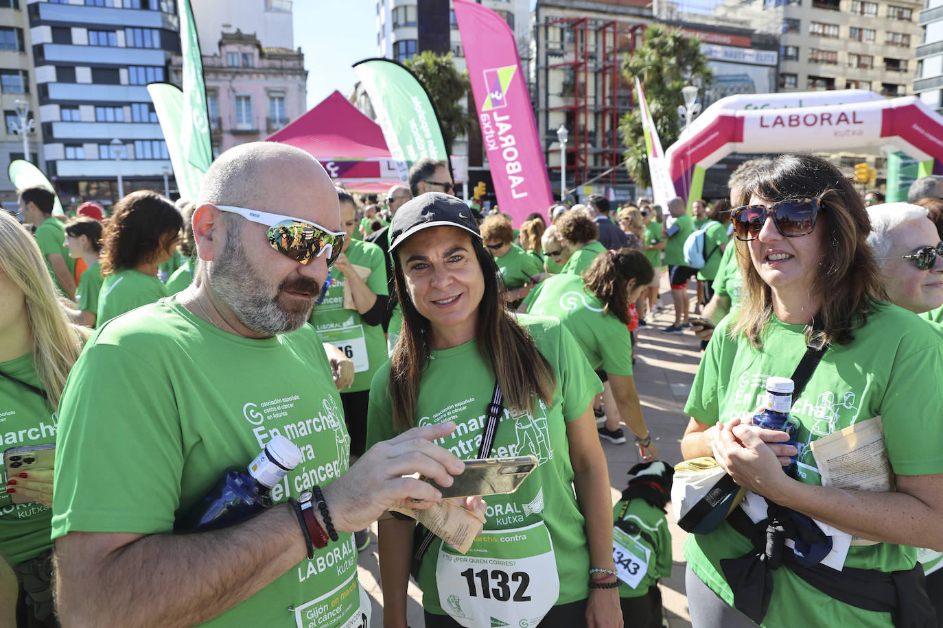 Una marea verde marcha contra el cáncer en Gijón