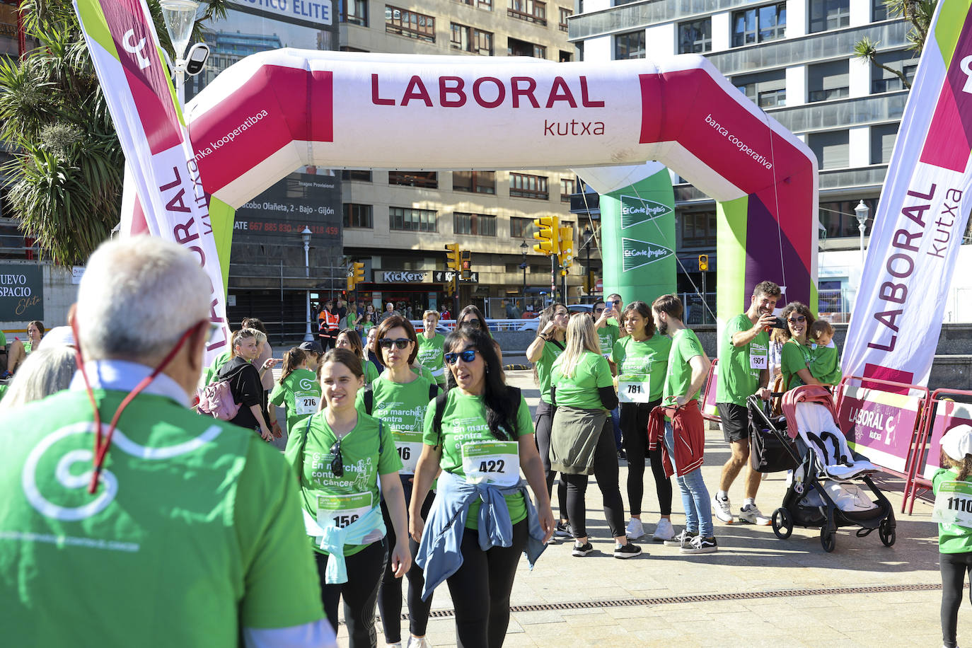 Una marea verde marcha contra el cáncer en Gijón