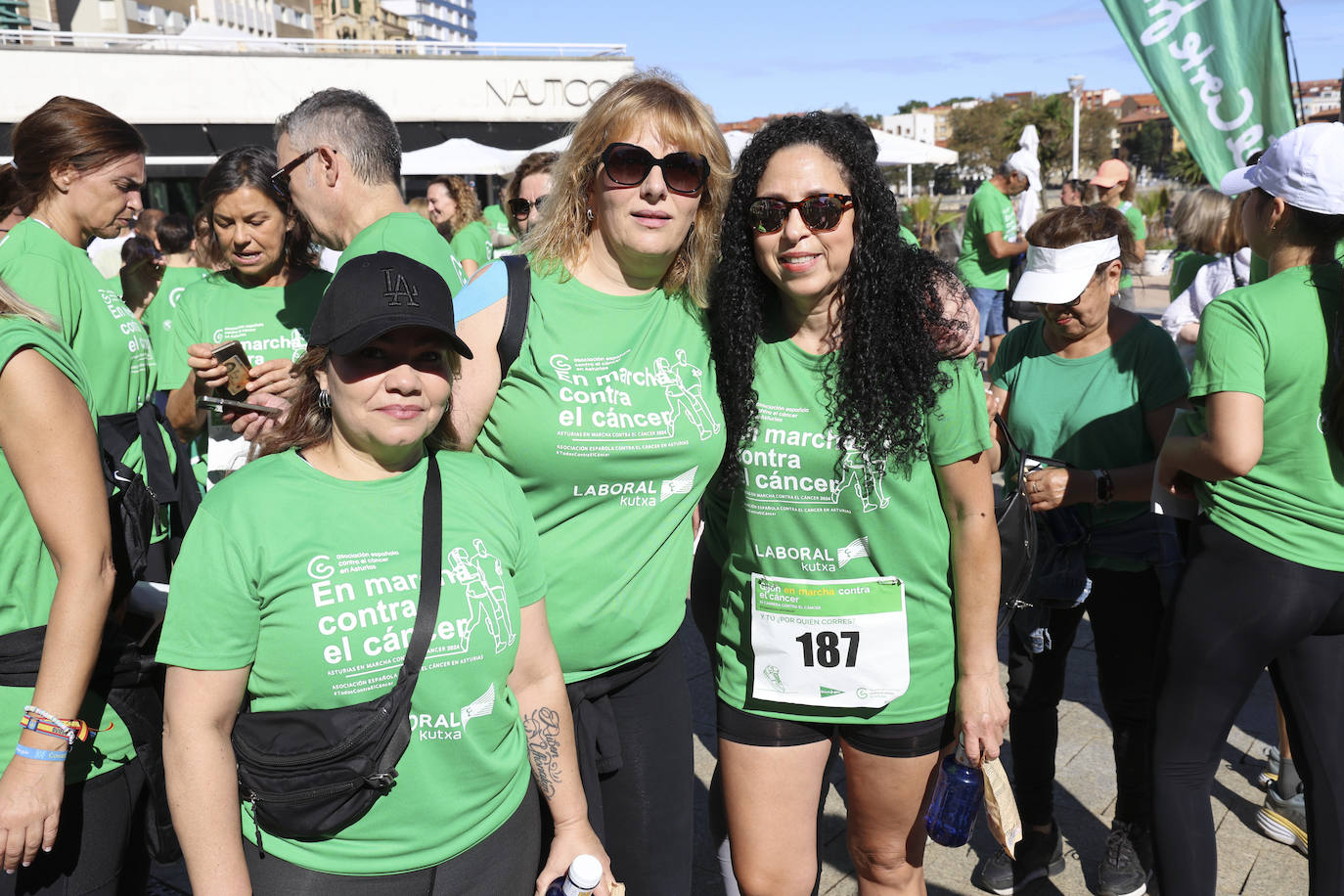 Una marea verde marcha contra el cáncer en Gijón