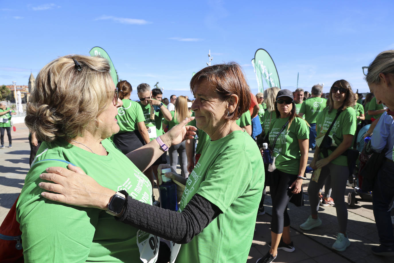 Una marea verde marcha contra el cáncer en Gijón