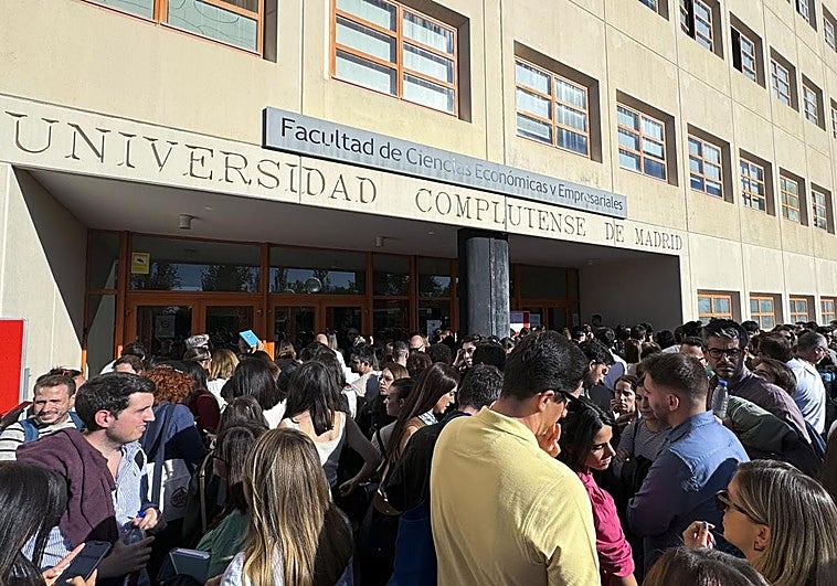 Miles de opositores se agolpan a las puertas de la sede donde debía celebrarse el examen suspendido por RTVE.