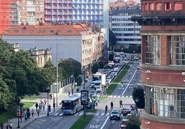 El atasco formado en la avenida de la Costa tras el primer accidente, entre un autobús y un coche.