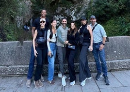 Eva Longoria, en el centro, con sus amigos, en Covadonga.