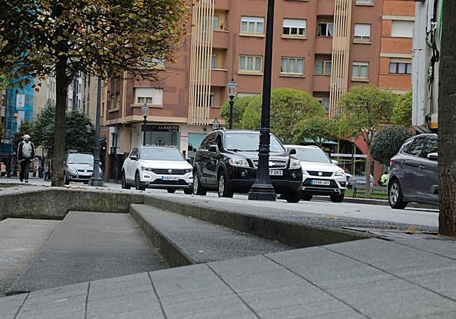 Tráfico en la avenida de la Costa esta mañana.