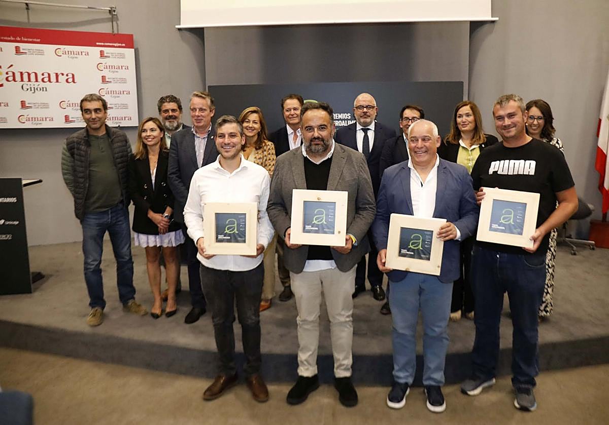 Premiados, organizadores y patrocinadores posan tras el acto de entrega de los galardones, que tuvo lugar en el recinto ferial Luis Adaro de Gijón.