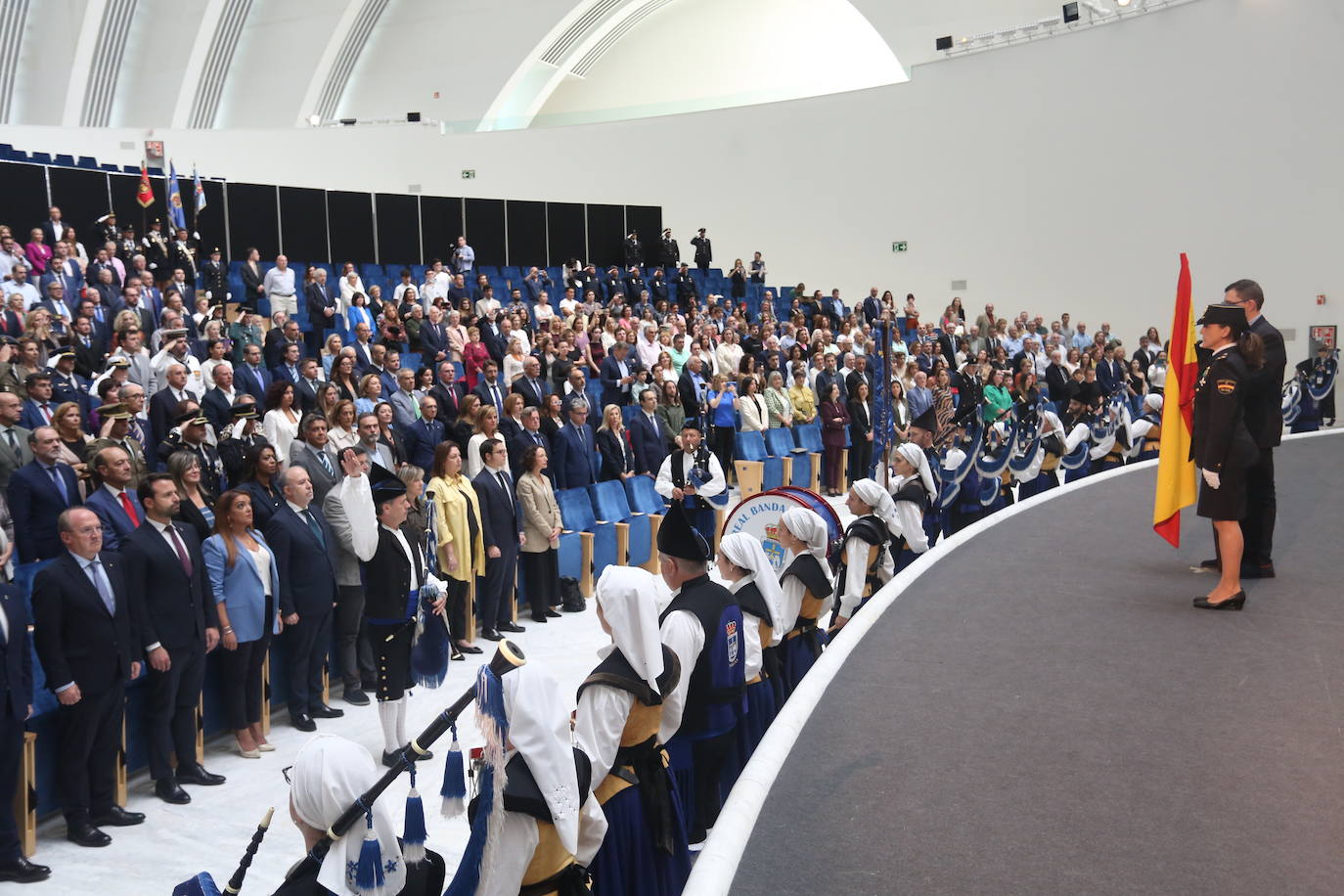 Honores en Oviedo en la celebración de la Policía Nacional por los Ángeles Custodios