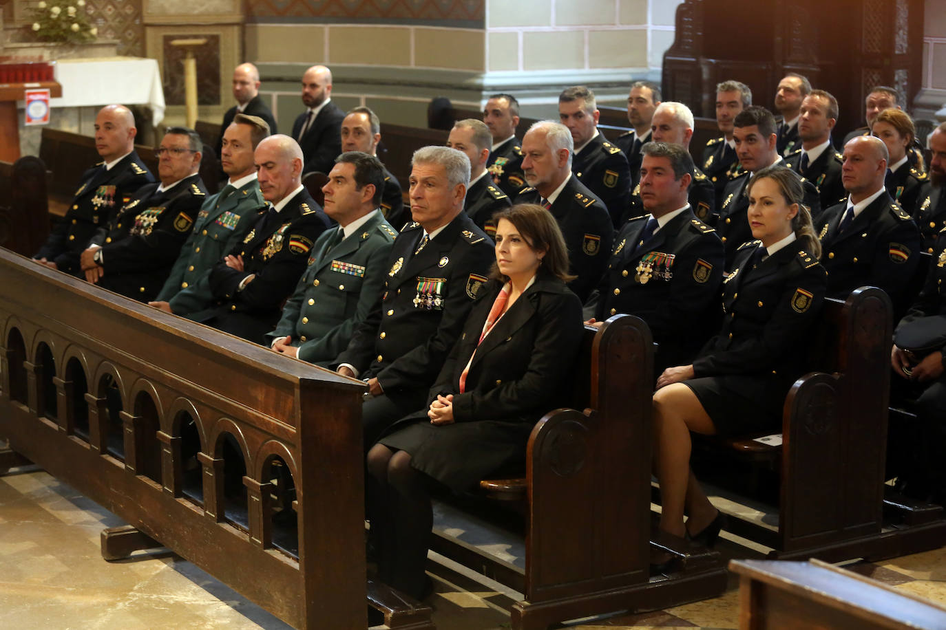 Honores en Oviedo en la celebración de la Policía Nacional por los Ángeles Custodios