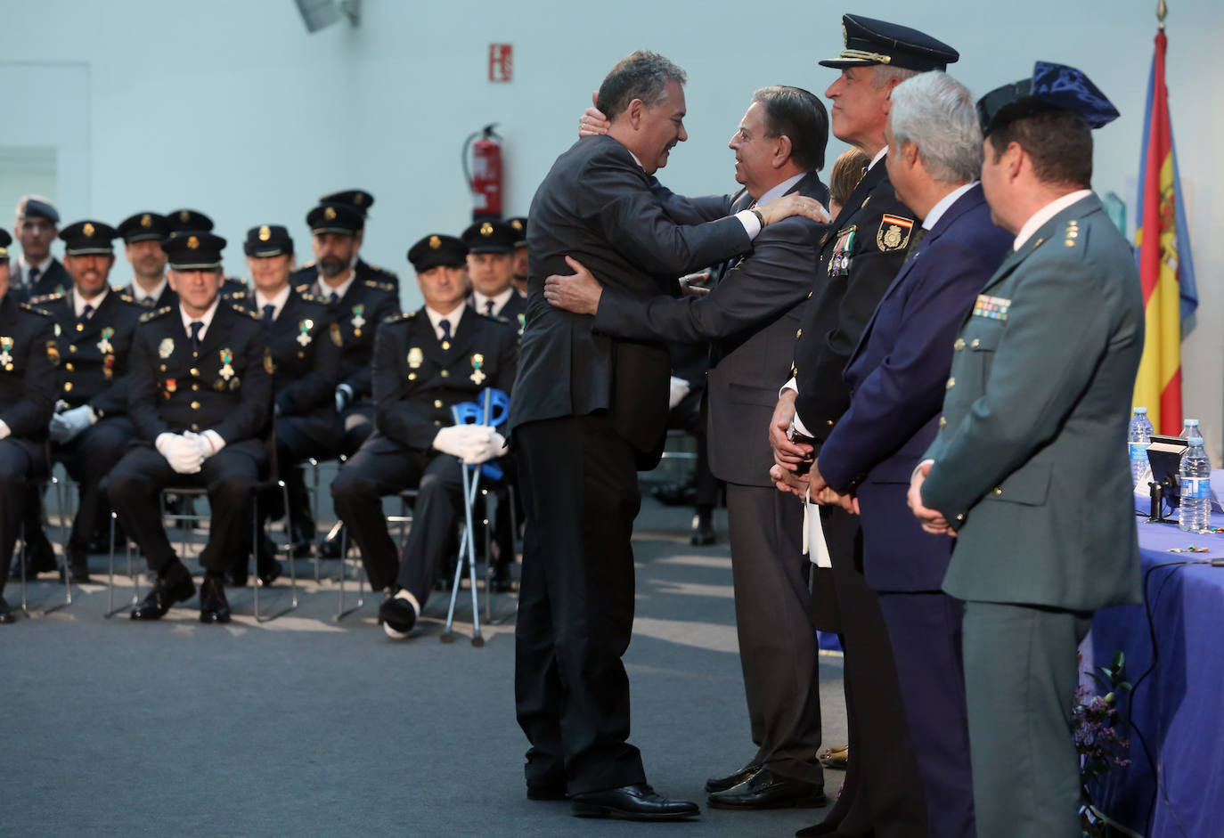 Honores en Oviedo en la celebración de la Policía Nacional por los Ángeles Custodios