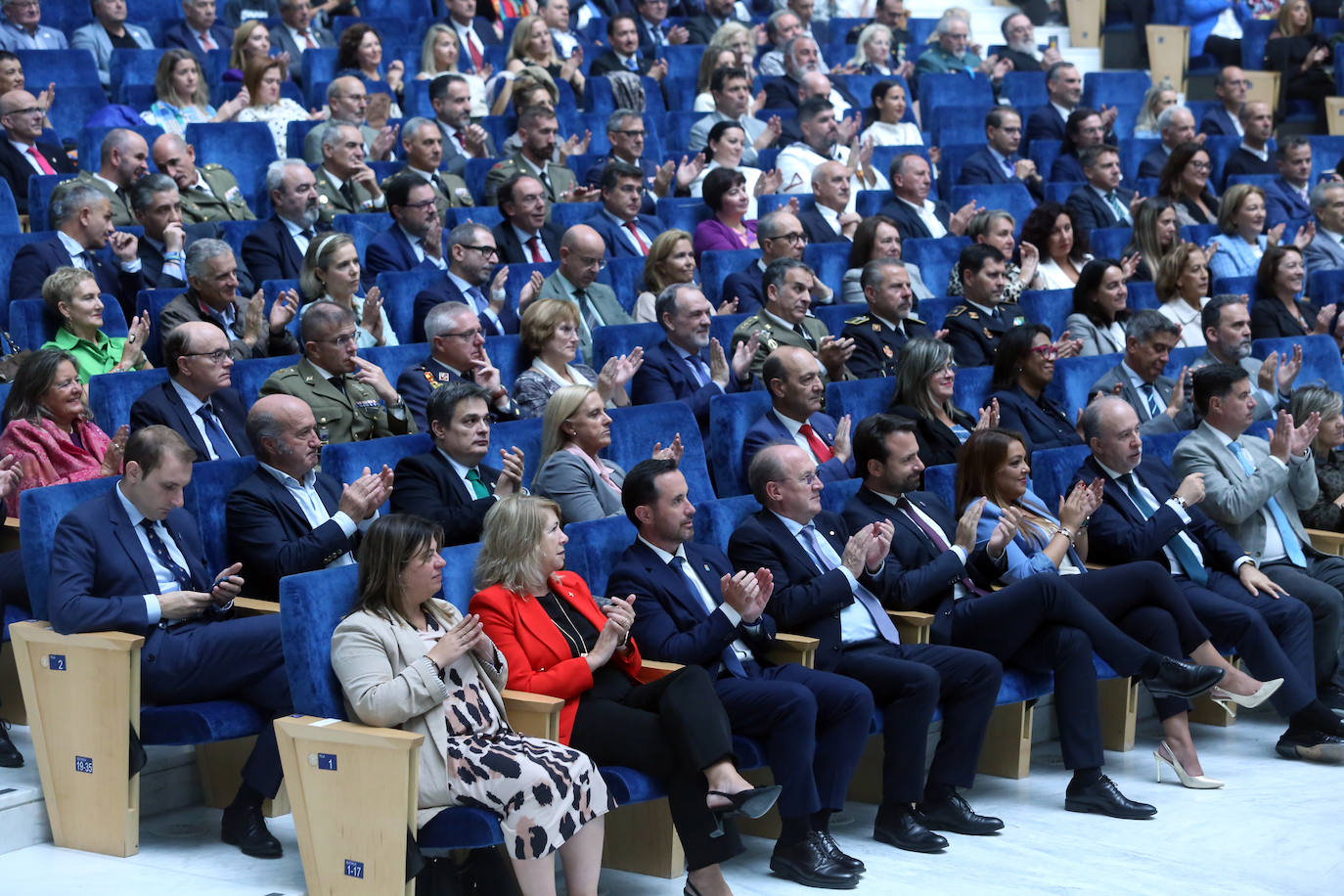 Honores en Oviedo en la celebración de la Policía Nacional por los Ángeles Custodios