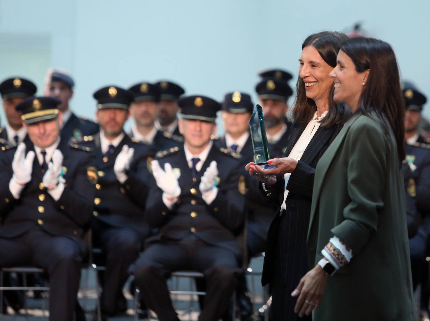 Honores en Oviedo en la celebración de la Policía Nacional por los Ángeles Custodios