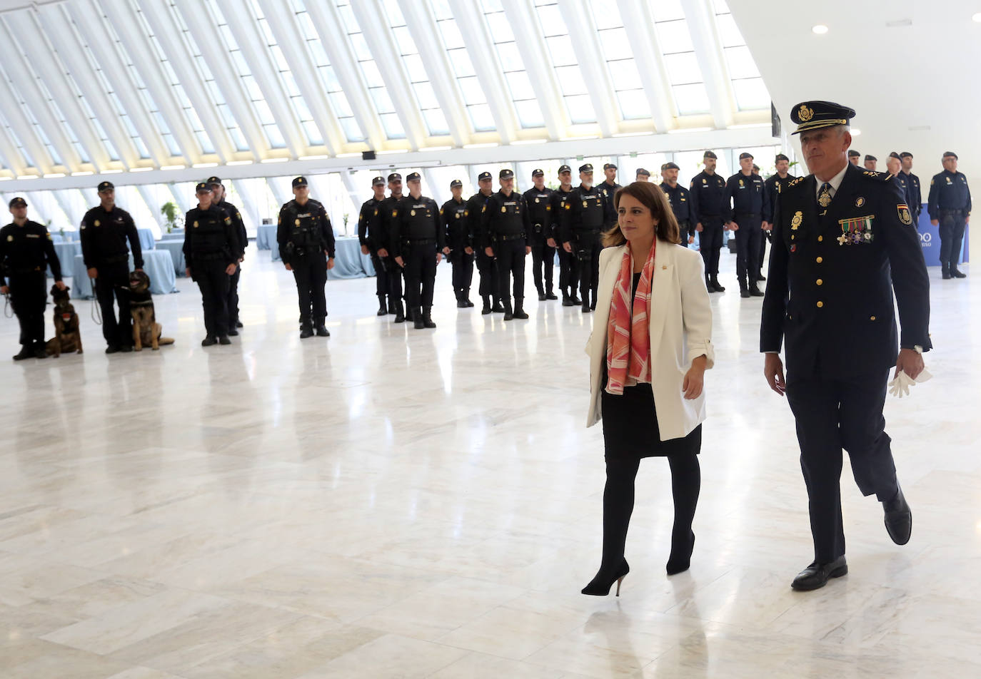 Honores en Oviedo en la celebración de la Policía Nacional por los Ángeles Custodios