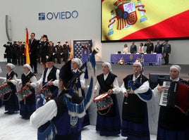 Honores en Oviedo en la celebración de la Policía Nacional por los Ángeles Custodios