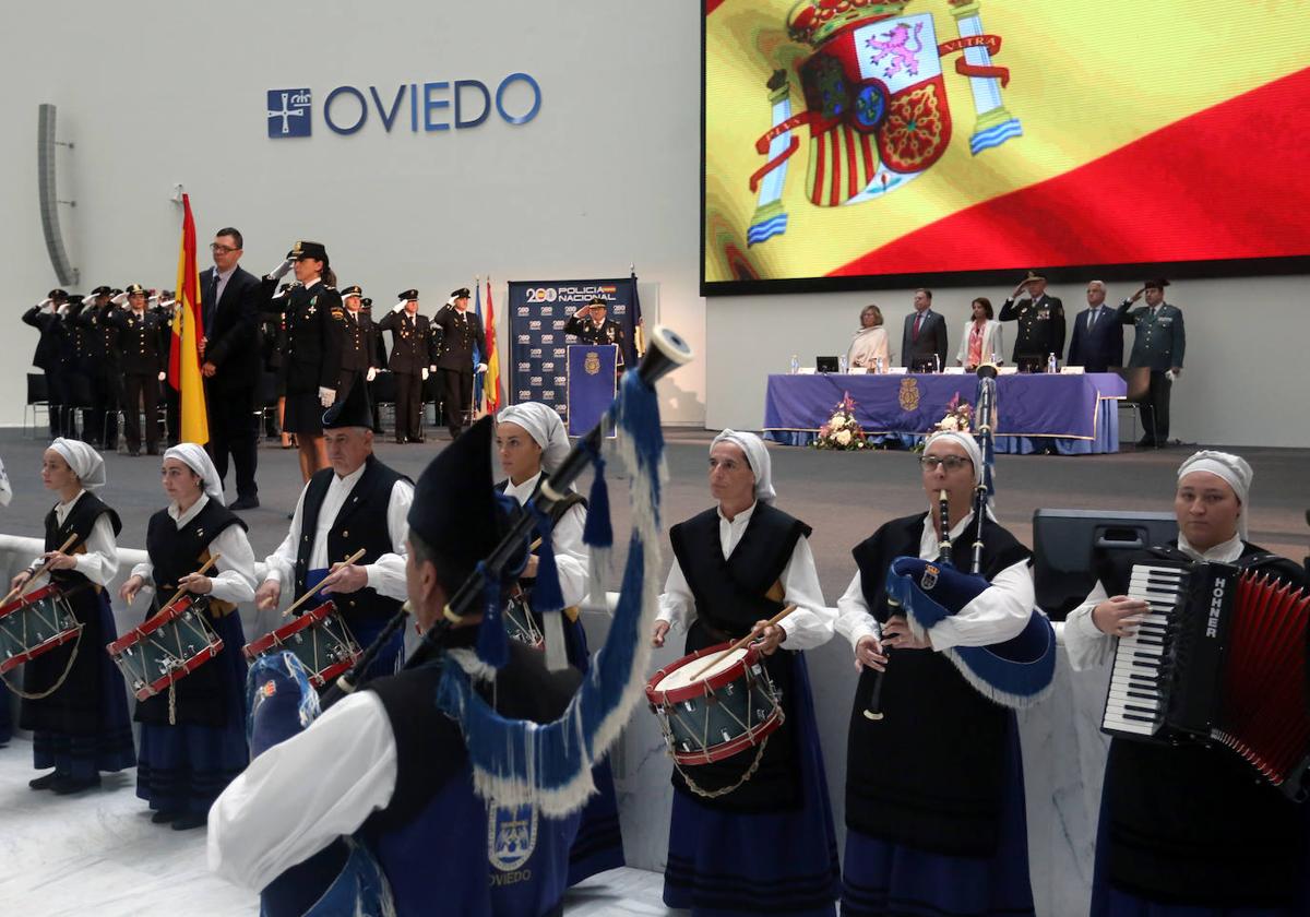 Honores en Oviedo en la celebración de la Policía Nacional por los Ángeles Custodios