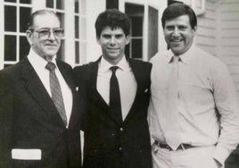 En el centro, Lyle Menéndez, junto a su abuelo 'Pepín' Menéndez Pavón y su padre y víctima, José Enrique Menéndez.