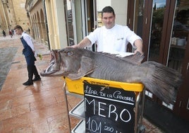 Juan Cuesta, ayer, con el mero de 101,20 kilos.