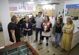 Ángeles Fernández-Ahúja, segunda por la izquierda, durante una visita hace justo un año a Mar de Niebla, donde estuvo con Héctor Colunga, Rocío Álvarez, Eva Tirado y Blanca Cañedo-Argüelles.