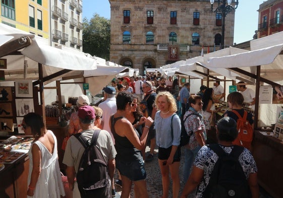 Mercado ecológico en la plaza Mayor de Gijón