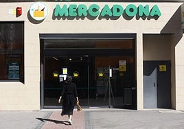 Una mujer se dispone a entrar en un supermercado de Mercadona.