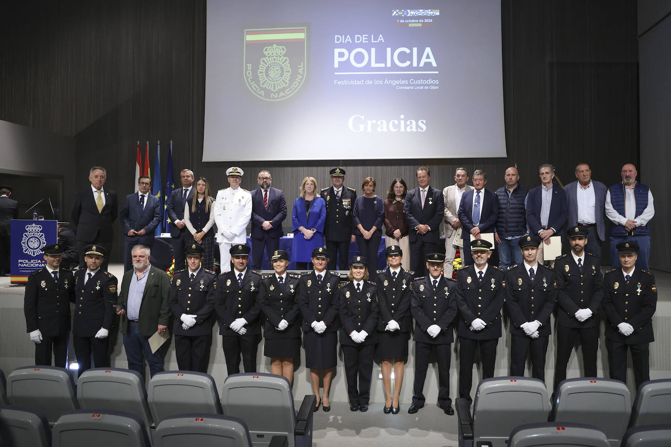 Autoridades y agentes distinguidos este martes.