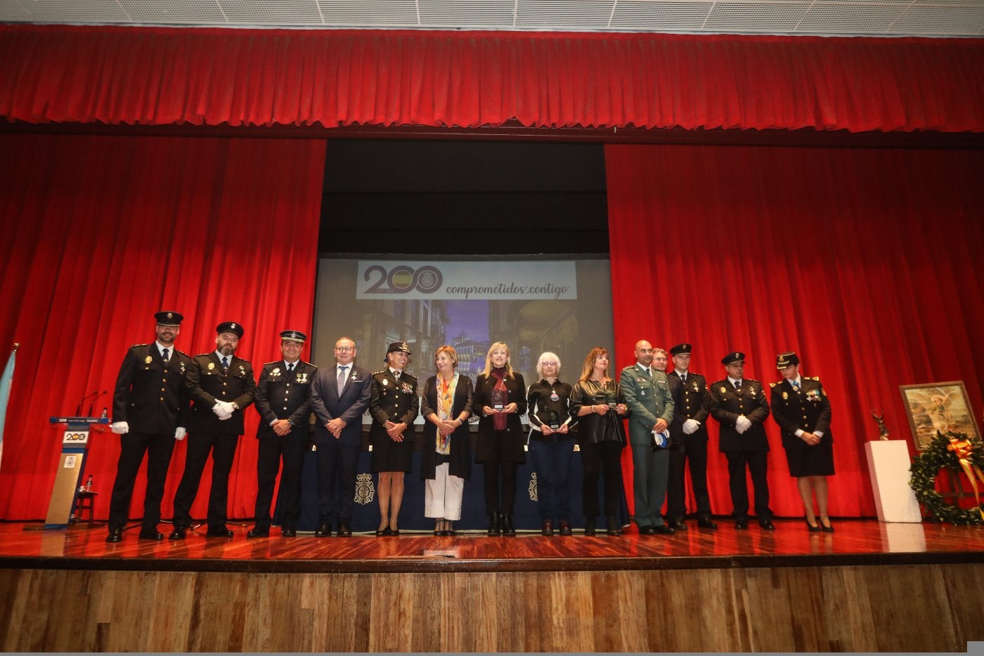 Las autoridades, junto a los condecorados ayer sobre el escenario de la Casa de Cultura.