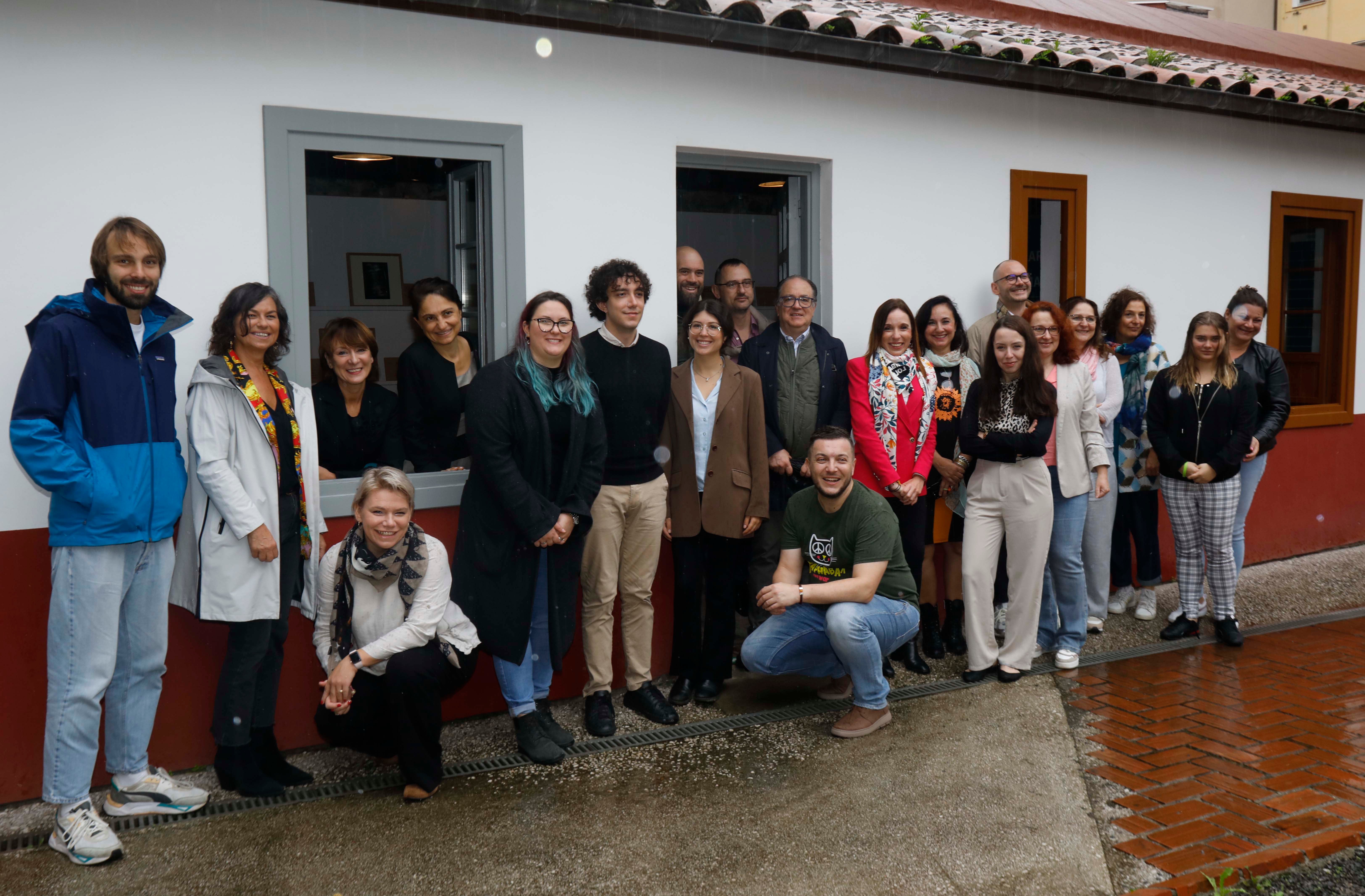 Montserat López Moro, Nuria Vila y Laura González, con los representantes de Schio (Italia), Valdagno (Italia), Gabrovo (Bulgaria), Oberhausen (Alemania) y Lodz (Polonia) en el Museo de la Ciudadela de Celestino Solar.