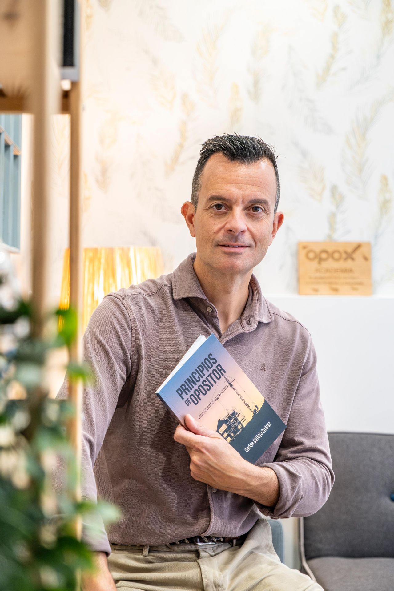 Imagen - Carlos Calleja sostiene un ejemplar de su libro.