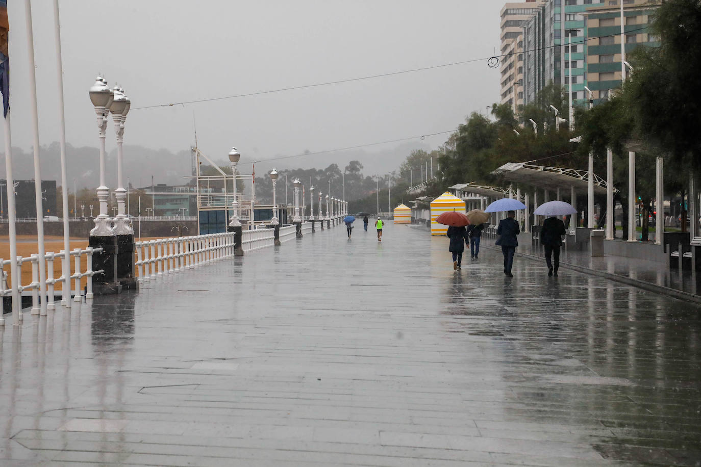 La lluvia viene para quedarse en Asturias: las imágenes del tiempo