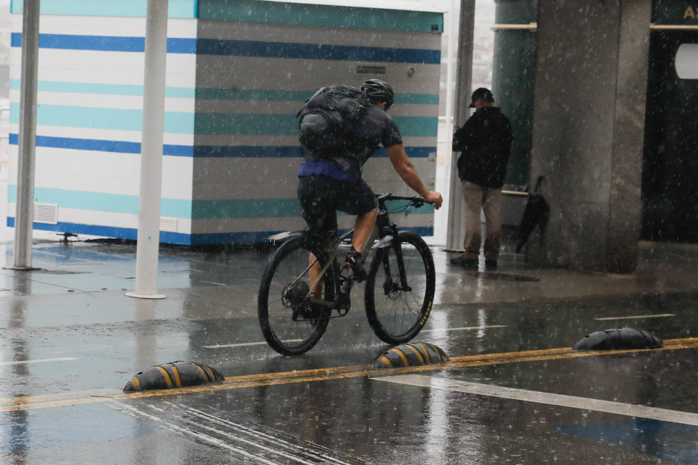 La lluvia viene para quedarse en Asturias: las imágenes del tiempo