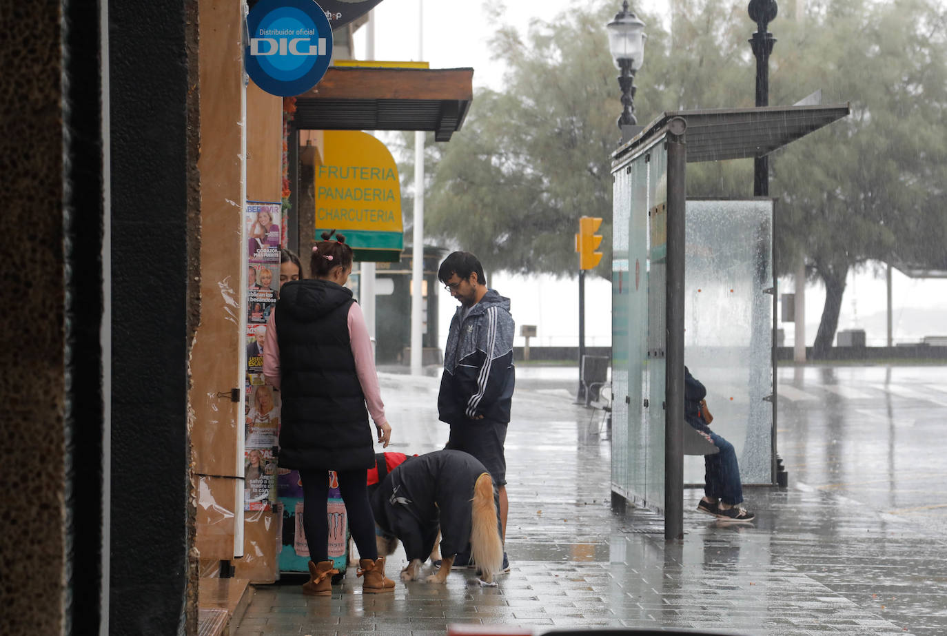 La lluvia viene para quedarse en Asturias: las imágenes del tiempo