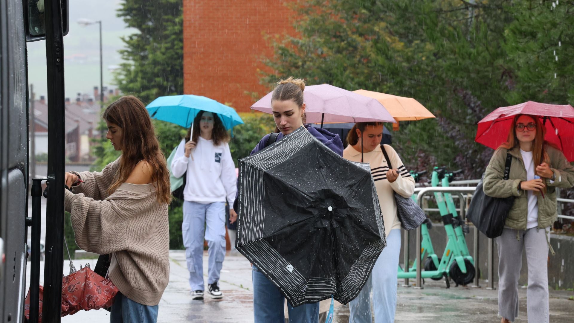 La lluvia viene para quedarse en Asturias: las imágenes del tiempo