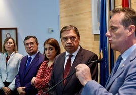 El ministro de Agricultura, Pesca y Alimentación, Luis Planas, durante la intervención de Marcelino Marcos, consejero de Medio Rural, en Gijón.