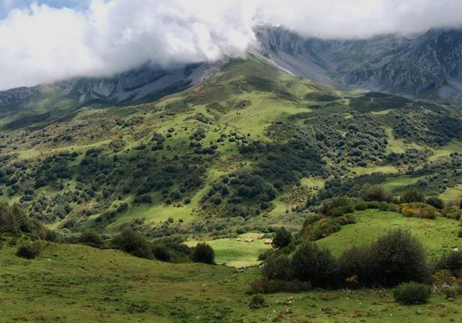 El Anillo de Ubiñas no sólo es un recorrido montañero sino que también quiere ser un recurso: para recuperar caminos antiguos, para poner en valor la zona, para desestacionalizar el turismo y para poner en el mapa un territorio fascinante y poco conocido de Asturias