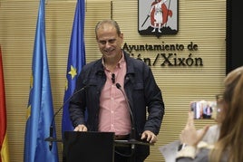 Tino Vaquero, concejal socialista, en rueda de prensa.