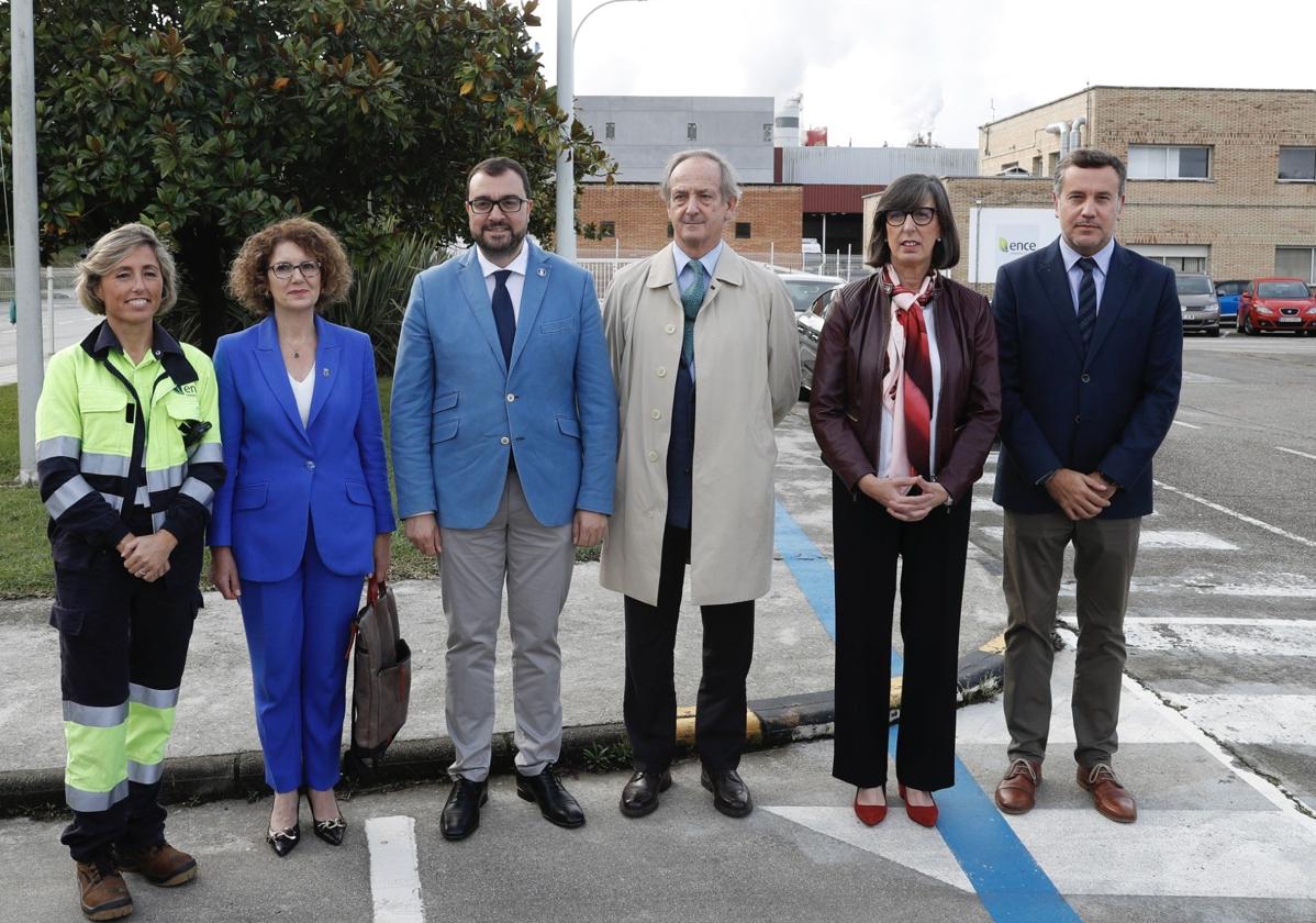 Barbón, en el centro, durante la visita a la fábrica de Ence en Navia.