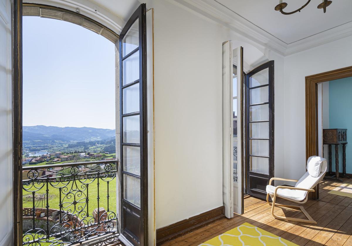 Las impresionantes vistas desde una de las estancias de la casona a la venta en Muros de Nalón.