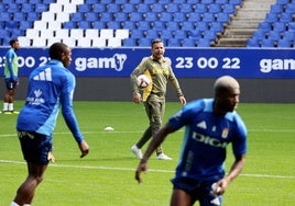 Calleja dirige un entrenamiento del Real Oviedo.